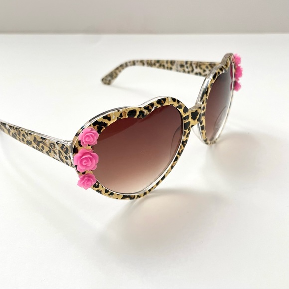 Retro Girls Heart Shape Sunglasses with Leopard Pattern and Roses - Picture 10 of 12